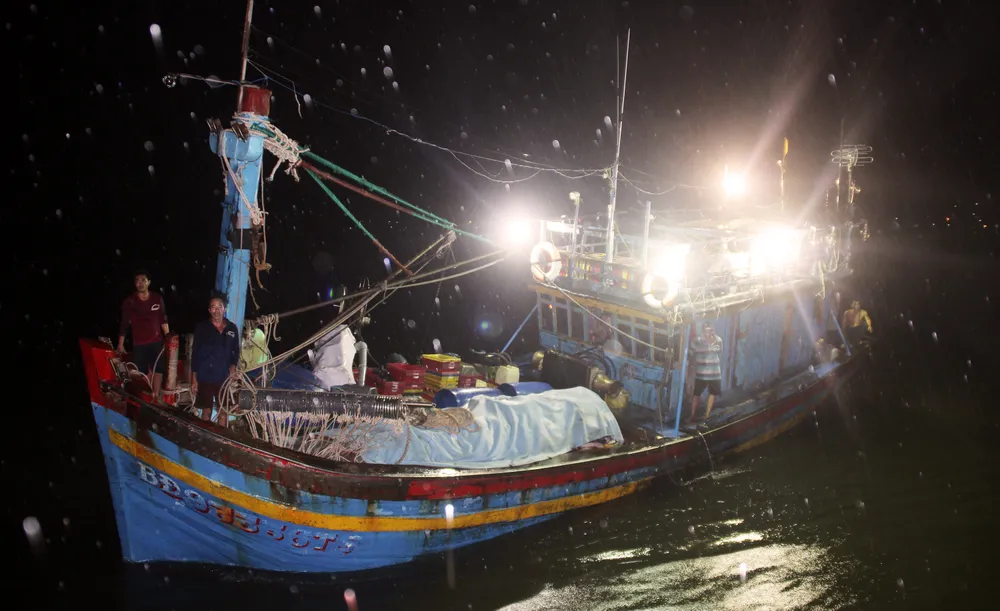 Tàu cá trên 1 tỷ bị sóng biển nhận chìm, 10 ngư dân thoát chết nhờ can nhựa... ảnh 1