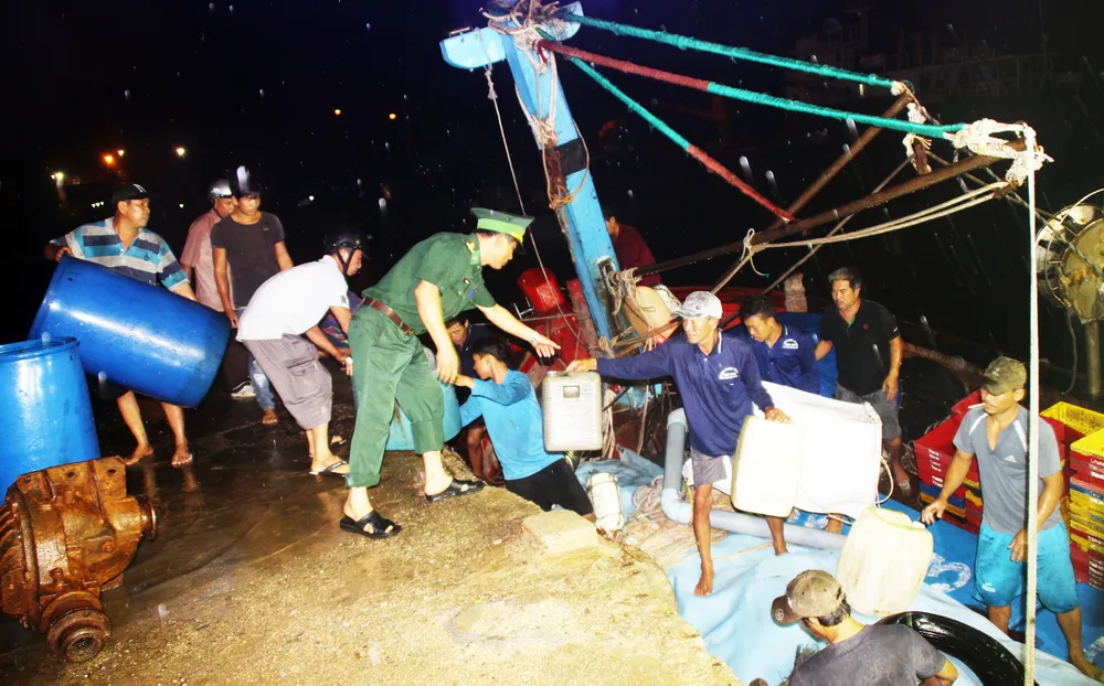 Tàu cá trên 1 tỷ bị sóng biển nhận chìm, 10 ngư dân thoát chết nhờ can nhựa...