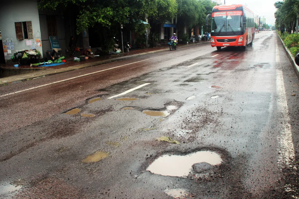 QL1A đoạn qua Bình Định chằng chịt “ổ gà”, “ổ voi”... vào đầu mùa mưa ảnh 17