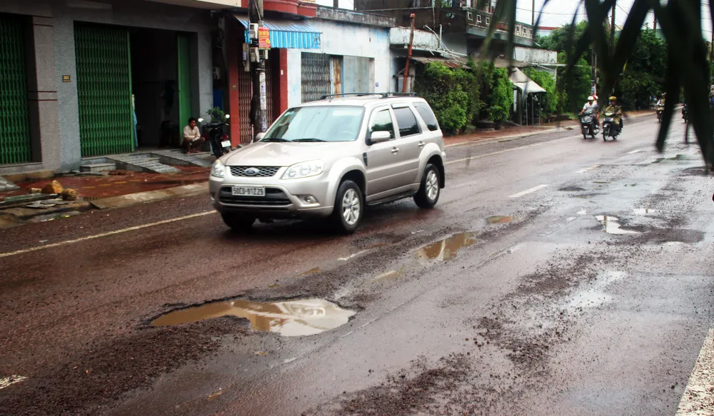 QL1A đoạn qua Bình Định chằng chịt “ổ gà”, “ổ voi”... vào đầu mùa mưa ảnh 16