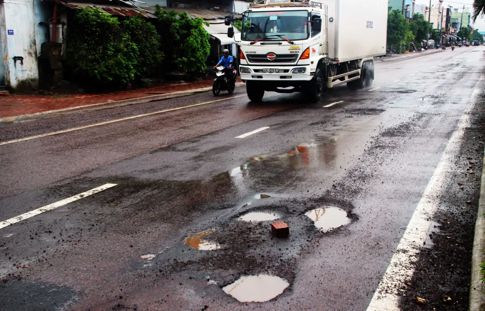 QL1A đoạn qua Bình Định chằng chịt “ổ gà”, “ổ voi”... vào đầu mùa mưa ảnh 15