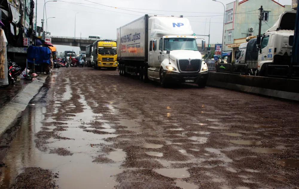 QL1A đoạn qua Bình Định chằng chịt “ổ gà”, “ổ voi”... vào đầu mùa mưa ảnh 11