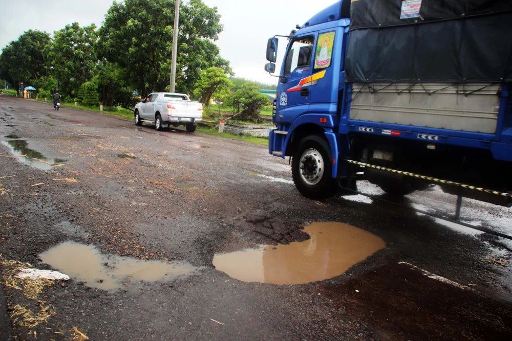 QL1A đoạn qua Bình Định chằng chịt “ổ gà”, “ổ voi”... vào đầu mùa mưa ảnh 8