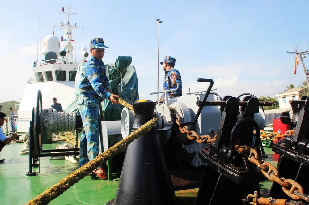 Cận cảnh tàu Cảnh sát biển cứu tàu cá cùng 7 ngư dân bị nạn vào bờ ảnh 3