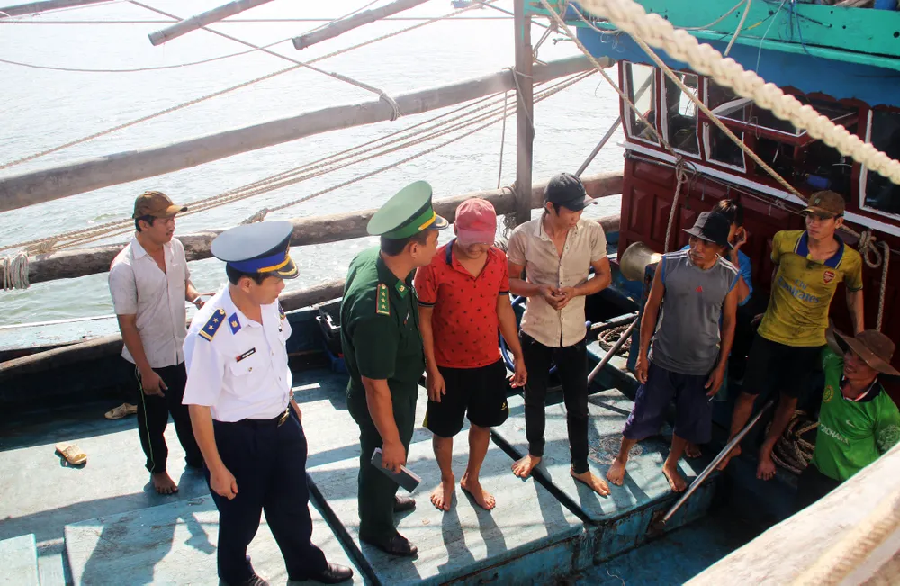 Cận cảnh tàu Cảnh sát biển cứu tàu cá cùng 7 ngư dân bị nạn vào bờ ảnh 9