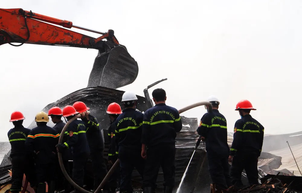 Xưởng củi bốc cháy suốt 12 giờ tại KCN Phú Tài 