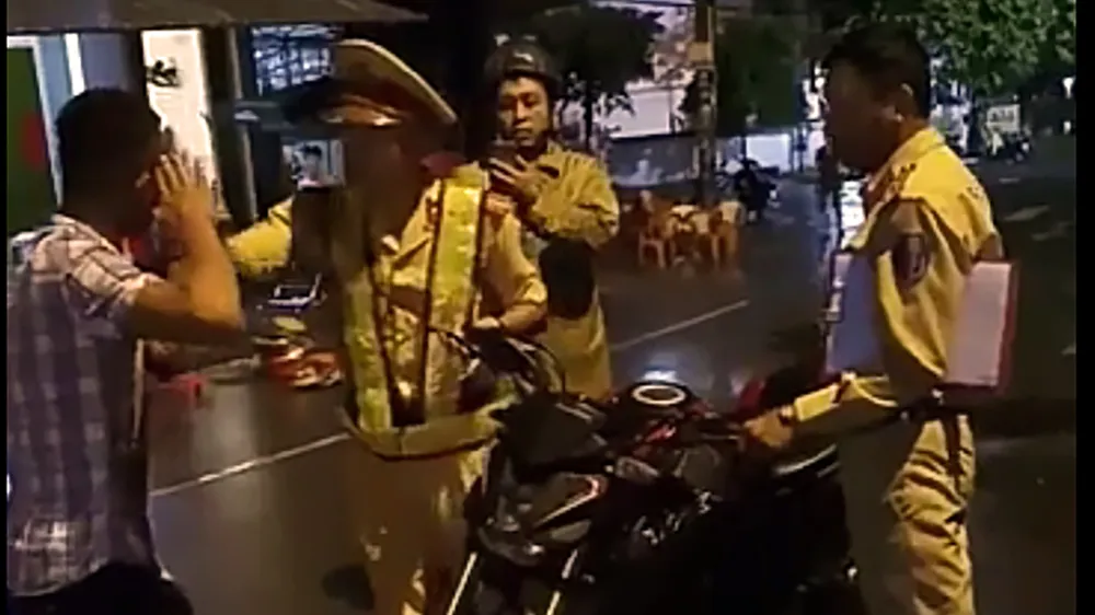Xôn xao clip CSGT "tự té ngã"  ảnh 2