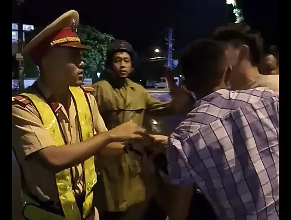 CSGT “tự té ngã ra đường” là do bị chỏ vào người (!?) ảnh 2