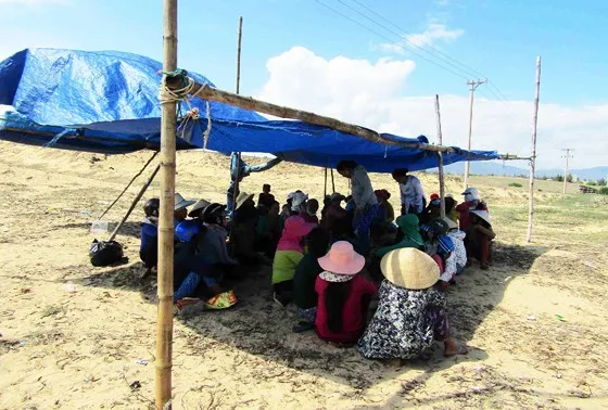 Dân tụ tập, chặn xe dịch vụ chở đoàn công binh đi rà phá bom mìn cho dự án điện mặt trời ảnh 2