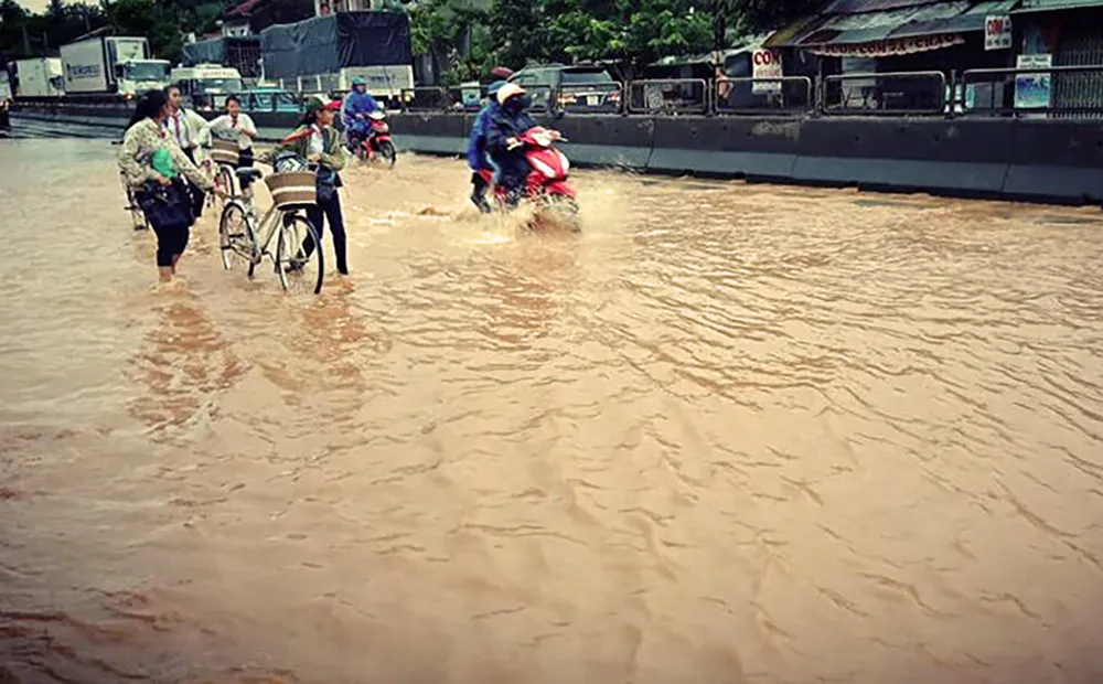 Triều cường “nổi trận”, hàng chục hộ dân bỏ nhà trốn chạy ảnh 2