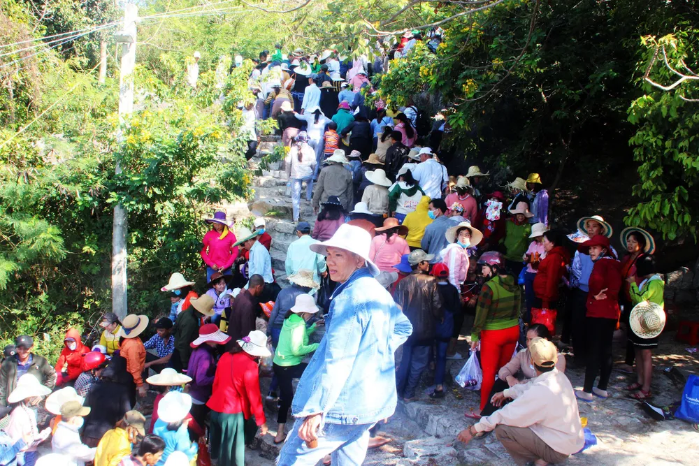 Dòng người đổ về chiêm ngưỡng tượng Phật ngồi cao nhất Đông Nam Á ảnh 2