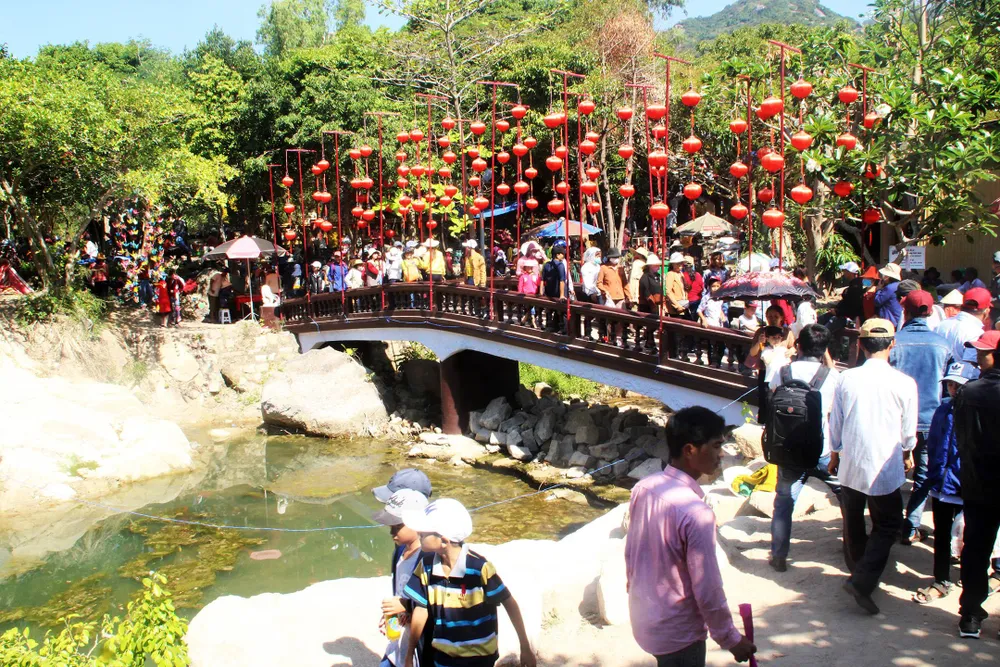 Dòng người đổ về chiêm ngưỡng tượng Phật ngồi cao nhất Đông Nam Á ảnh 8