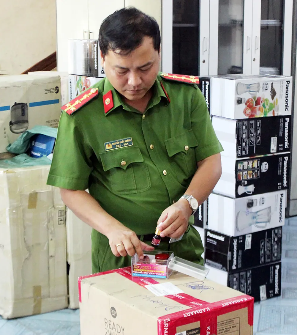 Chặn 2 tấn hàng giả trên 1 tỷ đồng đang tuồn vào TPHCM ảnh 2