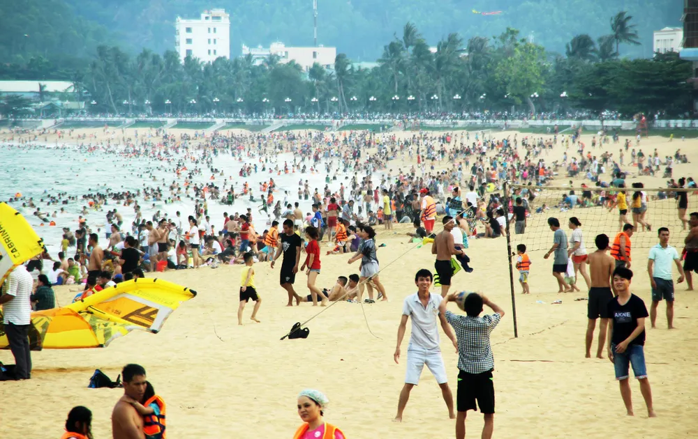 Hàng vạn người ùn ùn đổ về khiến bãi tắm Quy Nhơn "ngộp thở" ảnh 3