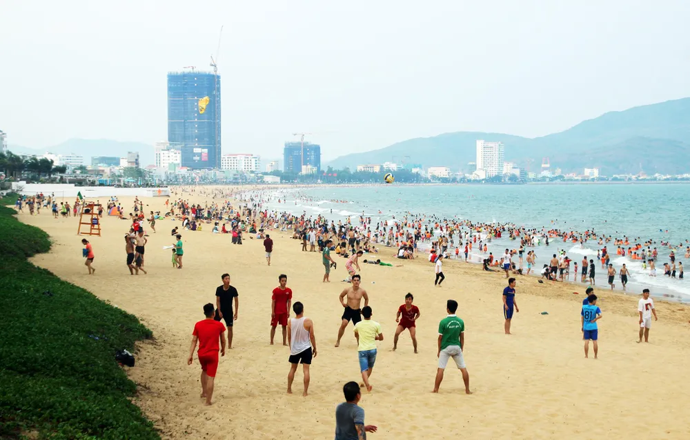 Hàng vạn người ùn ùn đổ về khiến bãi tắm Quy Nhơn "ngộp thở" ảnh 7