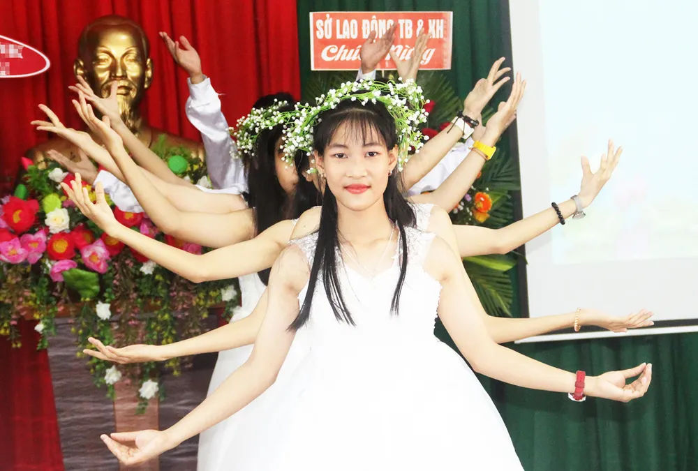 2,3 tỷ đồng ủng hộ Trung tâm Nuôi dạy trẻ khuyết tật Võ Hồng Sơn ảnh 8