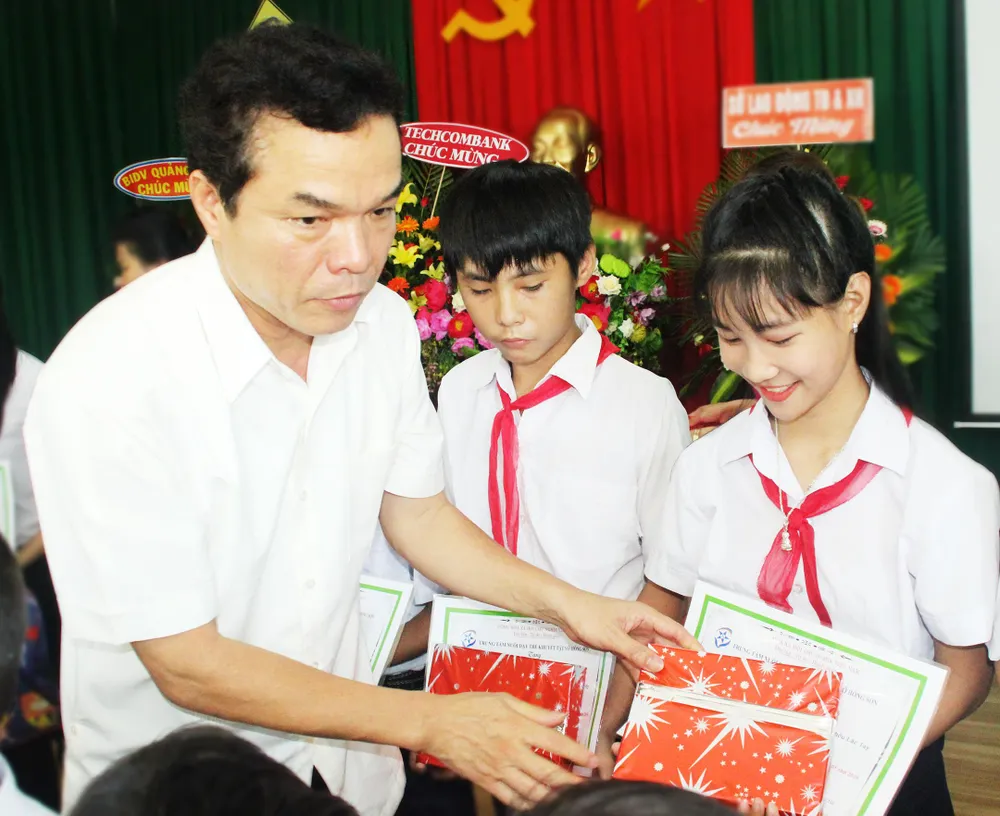 2,3 tỷ đồng ủng hộ Trung tâm Nuôi dạy trẻ khuyết tật Võ Hồng Sơn ảnh 5