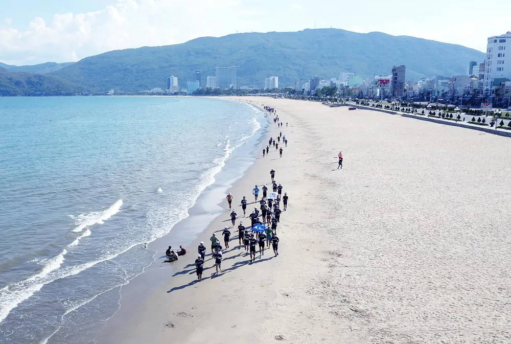 Chạy mỗi km nhận 1 USD gây quỹ cứu lấy đại dương ảnh 8