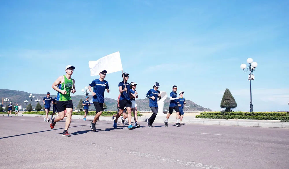 Chạy mỗi km nhận 1 USD gây quỹ cứu lấy đại dương ảnh 9