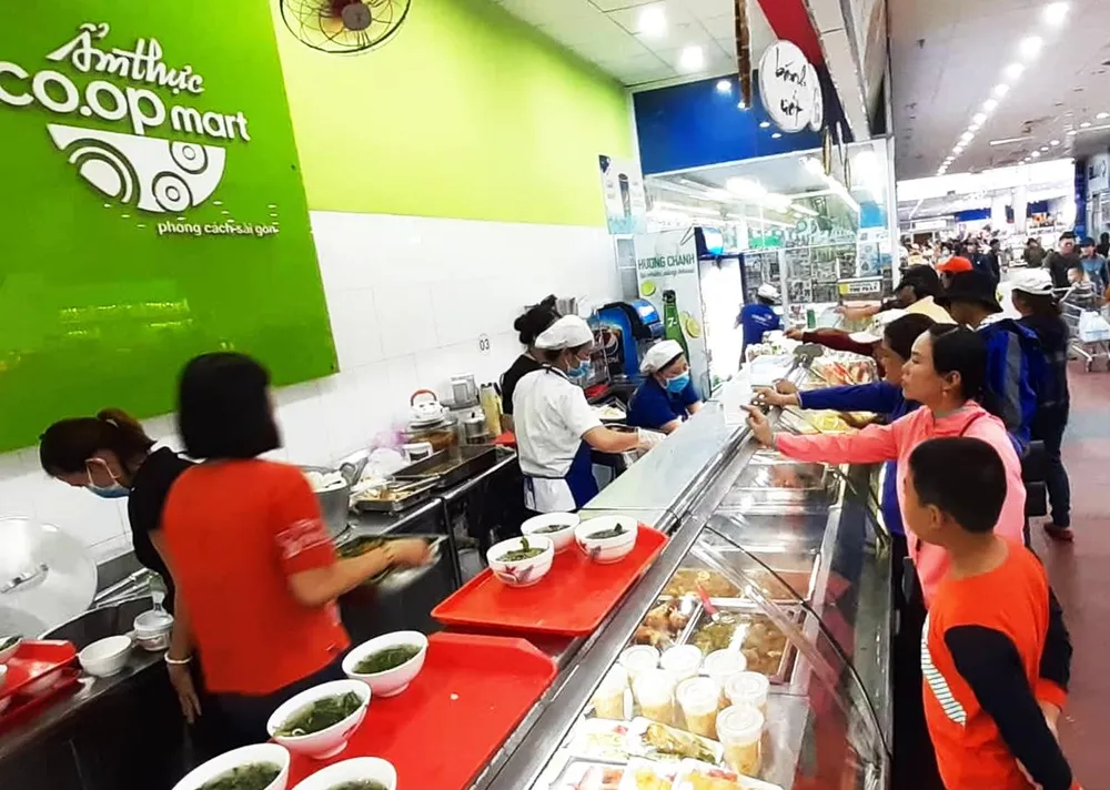 Bị cắt điện cả ngày, người dân phố biển Quy Nhơn tìm chỗ tránh nắng ảnh 10