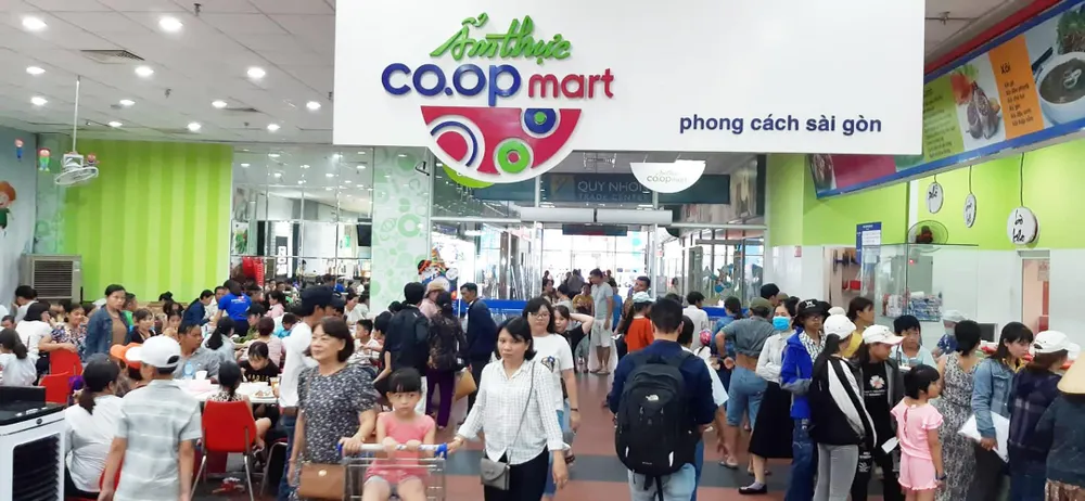 Bị cắt điện cả ngày, người dân phố biển Quy Nhơn tìm chỗ tránh nắng ảnh 3