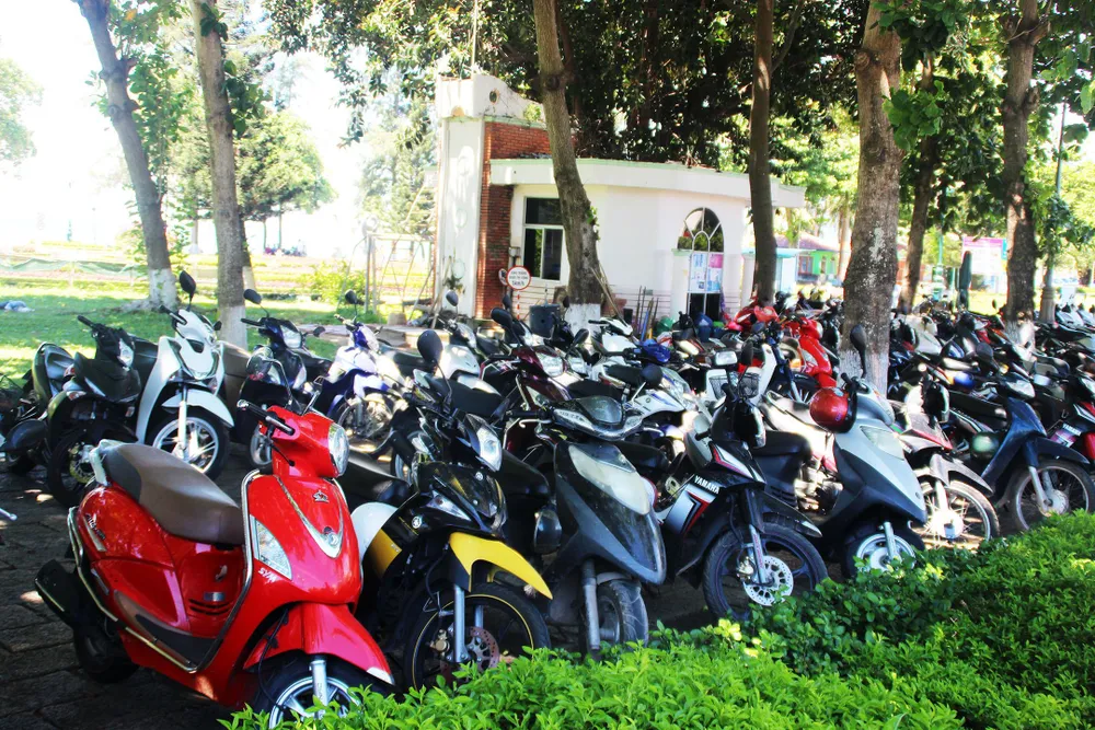 Bị cắt điện cả ngày, người dân phố biển Quy Nhơn tìm chỗ tránh nắng ảnh 9