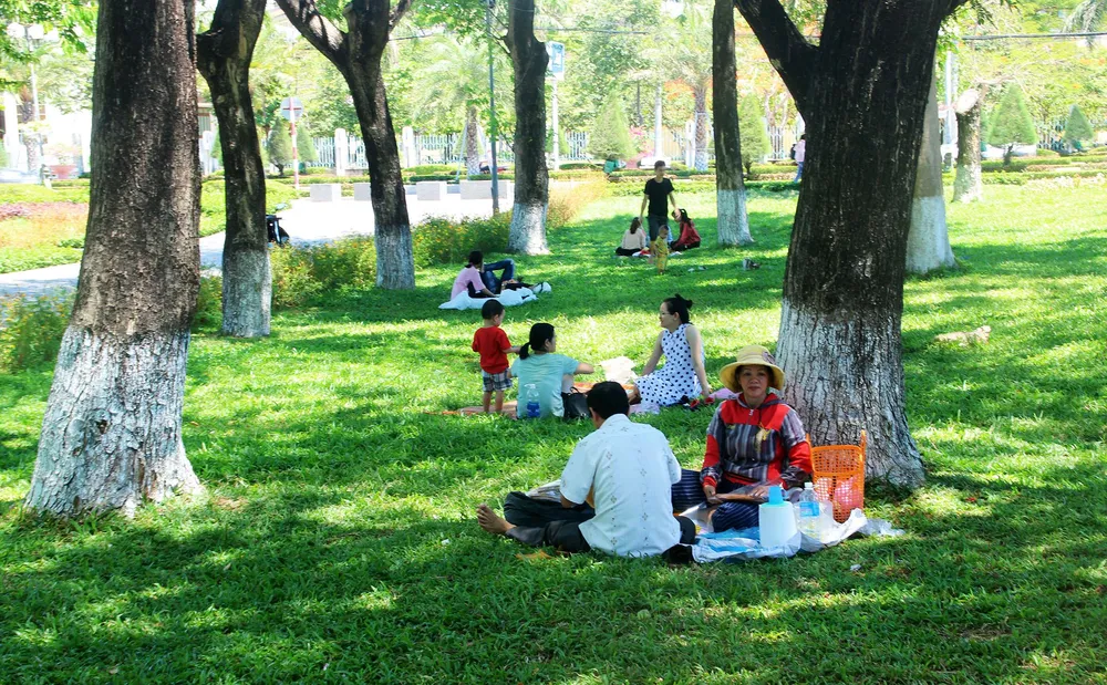 Bị cắt điện cả ngày, người dân phố biển Quy Nhơn tìm chỗ tránh nắng ảnh 5