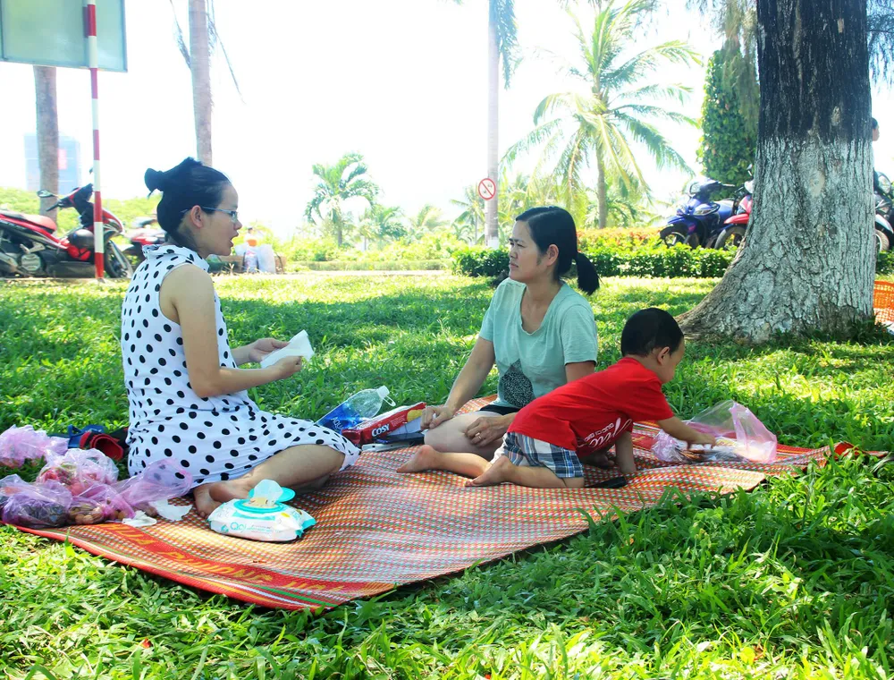 Bị cắt điện cả ngày, người dân phố biển Quy Nhơn tìm chỗ tránh nắng ảnh 4