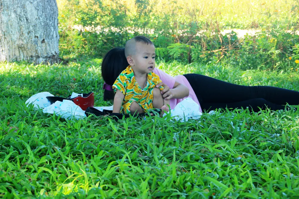 Bị cắt điện cả ngày, người dân phố biển Quy Nhơn tìm chỗ tránh nắng ảnh 6