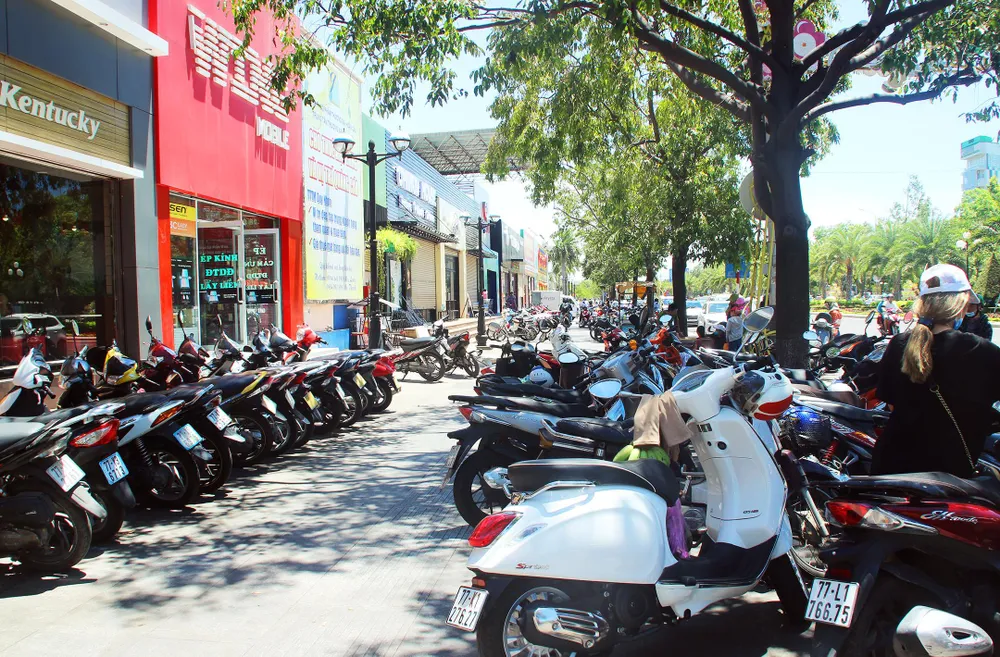 Bị cắt điện cả ngày, người dân phố biển Quy Nhơn tìm chỗ tránh nắng ảnh 2