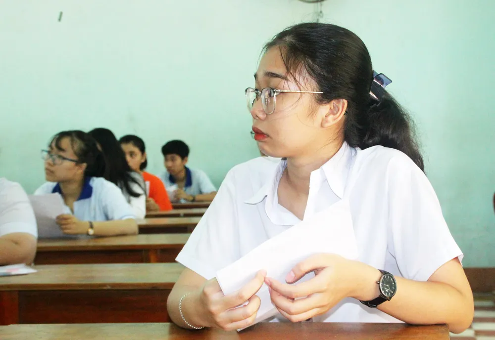 Kỳ thi THPT Quốc gia năm 2019: Thí sinh đến các điểm thi làm thủ tục dự thi ảnh 14