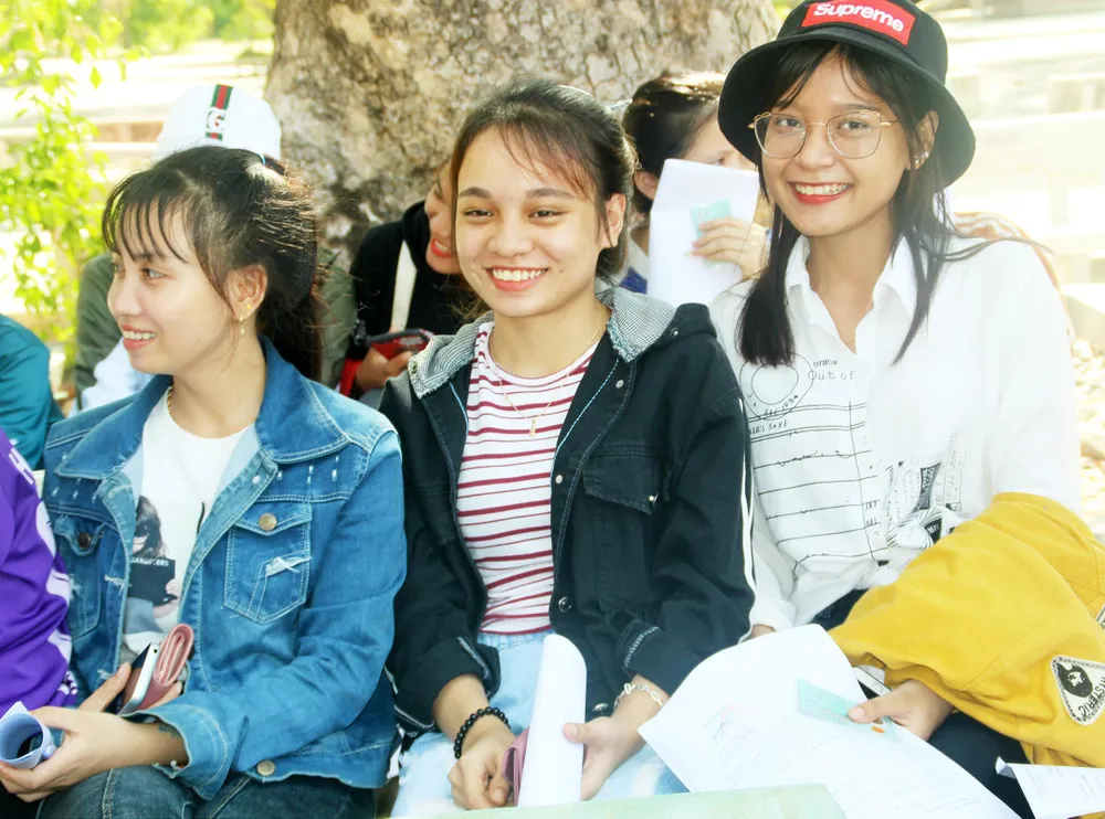 Kỳ thi THPT Quốc gia năm 2019: Thí sinh đến các điểm thi làm thủ tục dự thi ảnh 15