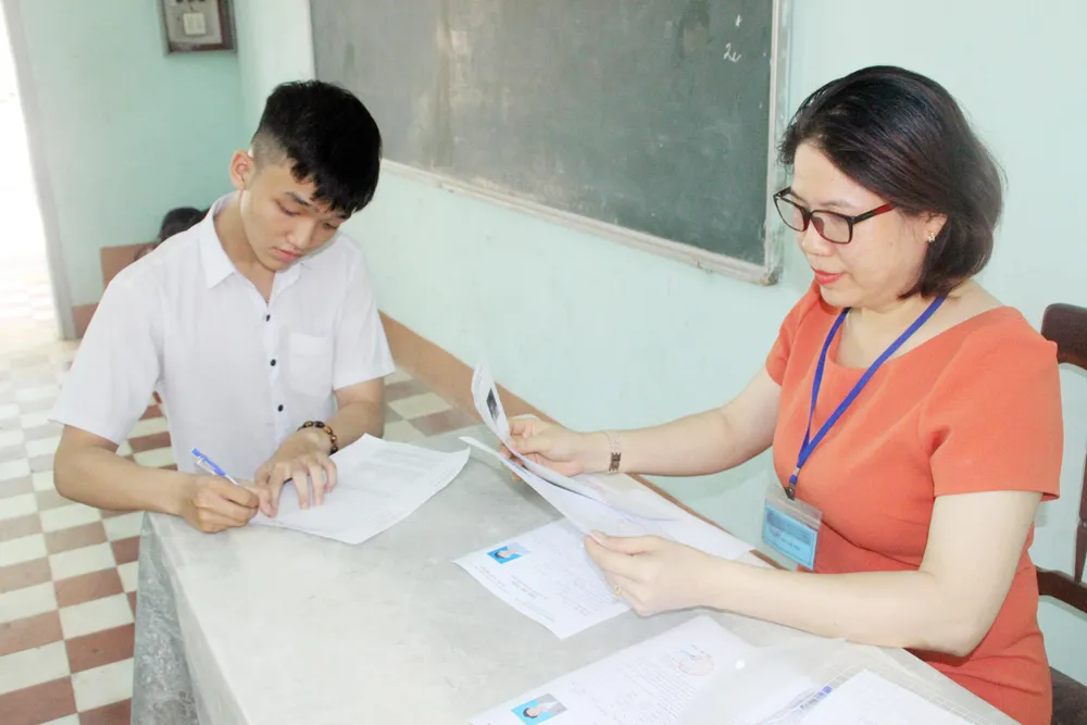 Kỳ thi THPT Quốc gia năm 2019: Thí sinh đến các điểm thi làm thủ tục dự thi ảnh 13