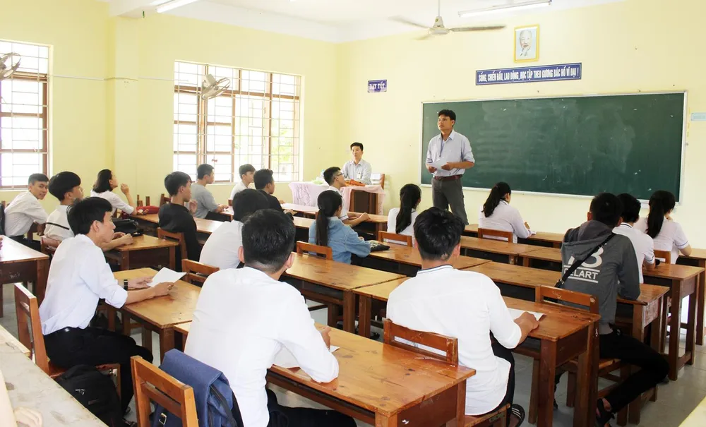 Kỳ thi THPT Quốc gia năm 2019: Thí sinh đến các điểm thi làm thủ tục dự thi ảnh 17