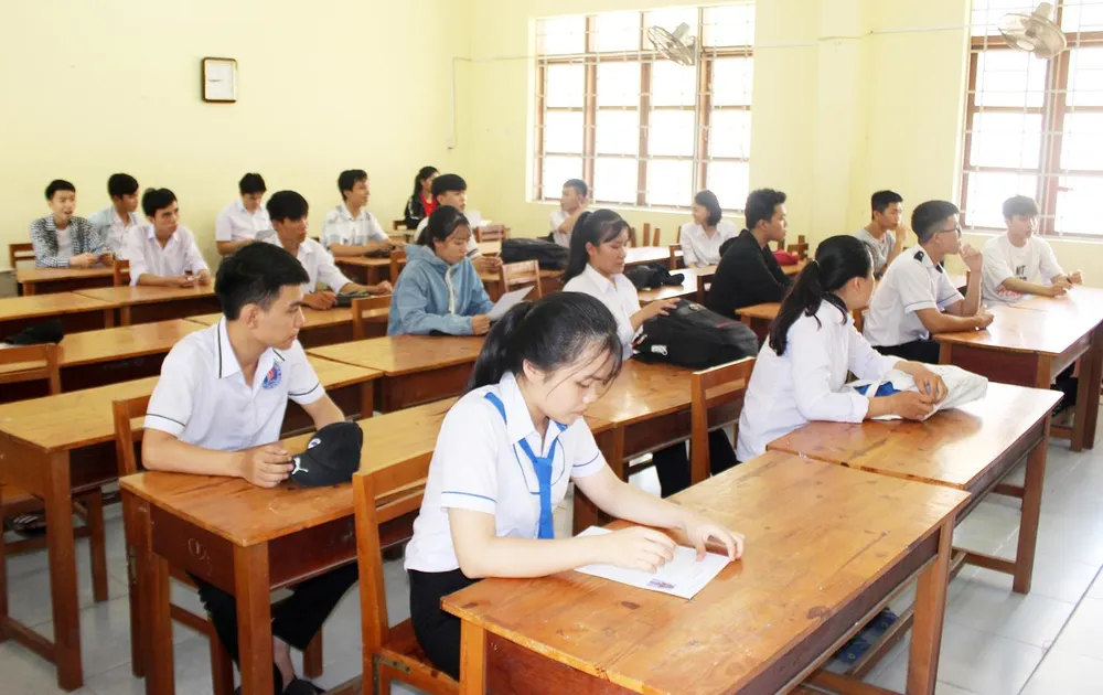 Kỳ thi THPT Quốc gia năm 2019: Thí sinh đến các điểm thi làm thủ tục dự thi ảnh 16