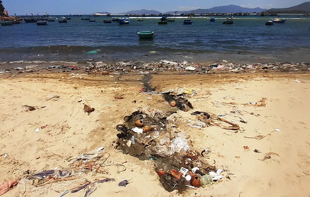 Cận cảnh bãi biển đẹp như tranh bị “đầu độc” bởi rác thải ảnh 8