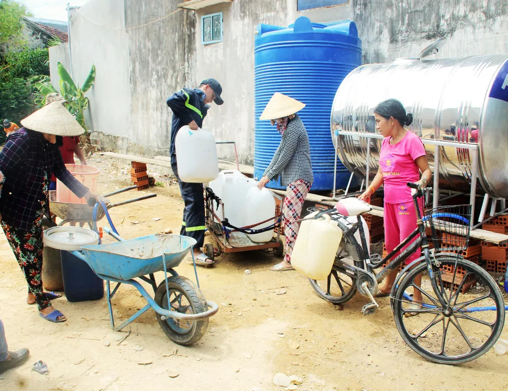 Cảnh sát chữa cháy tham gia tiếp nước sạch, cứu hạn cho người dân.