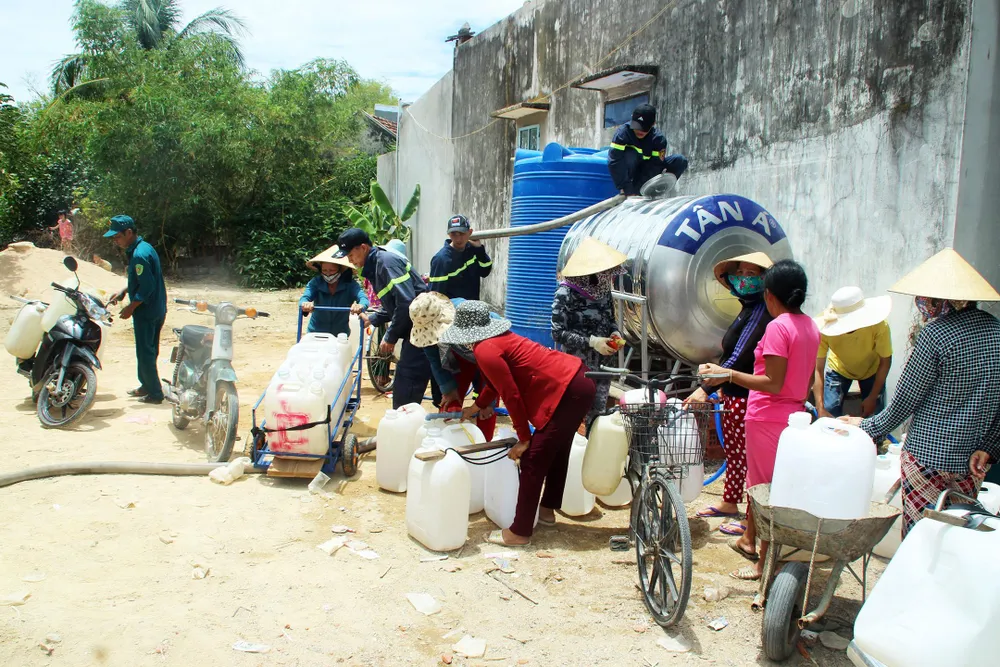 Nhiều người dân vùng trọng điểm hạn xã Phước Thuận cho biết, hơn 2 tháng nay, họ phải chạy vạy vô cùng khốn đốn để có nước chống chọi với hạn hán.