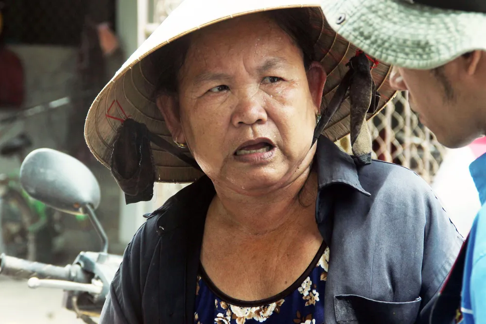 2 tháng nay nước máy từ nhà máy nước sạch huyện Tuy Phước bị cắt liên tục. Đôi lúc, nước chảy rỉ rả nhưng lại đục, có lúc vàng như nghệ tắm rửa rất ngứa, ăn uống không được...