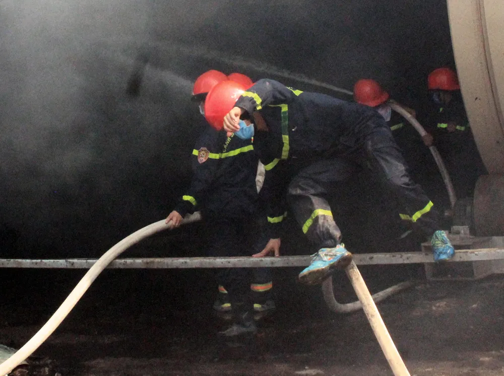 Cận cảnh “cuộc chiến” 5 giờ với lửa lớn ở KCN Phú Tài ảnh 9