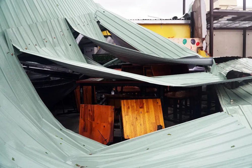 Phố biển Quy Nhơn tan hoang sau bão Matmo ảnh 11