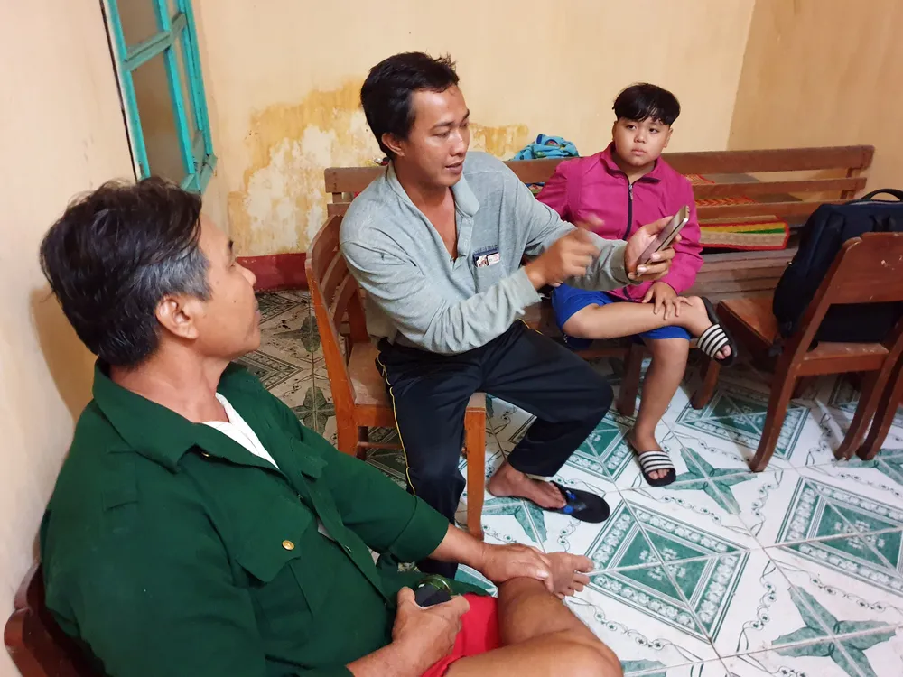 Người già, trẻ nhỏ đem chăn gối đến UBND xã “chạy” bão ảnh 10