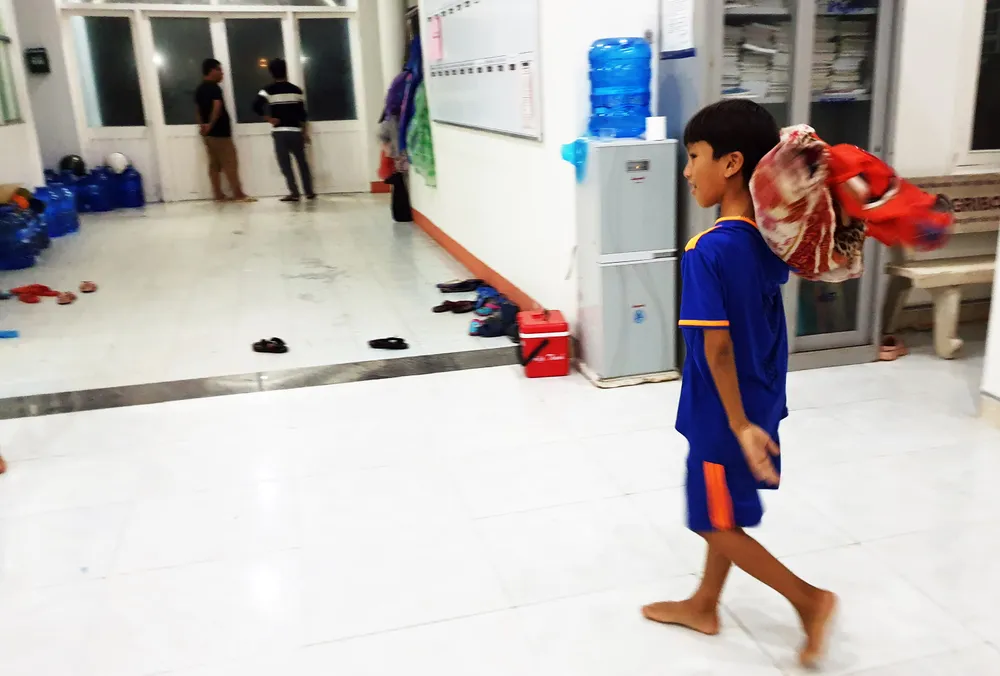 Người già, trẻ nhỏ đem chăn gối đến UBND xã “chạy” bão ảnh 13