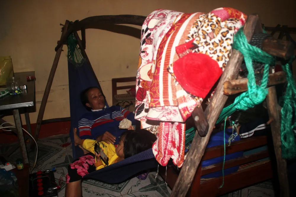 Người già, trẻ nhỏ đem chăn gối đến UBND xã “chạy” bão ảnh 14