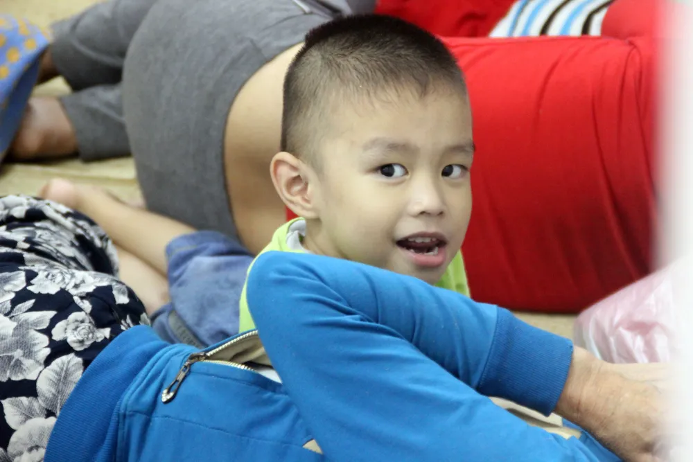 Người già, trẻ nhỏ đem chăn gối đến UBND xã “chạy” bão ảnh 12