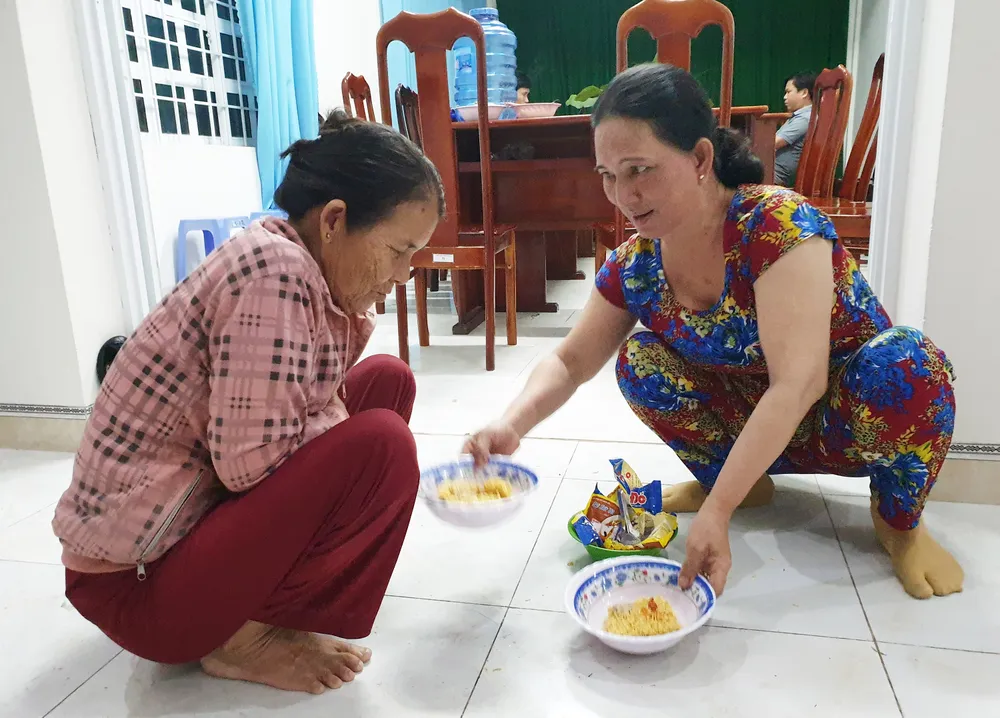 Người già, trẻ nhỏ đem chăn gối đến UBND xã “chạy” bão ảnh 9