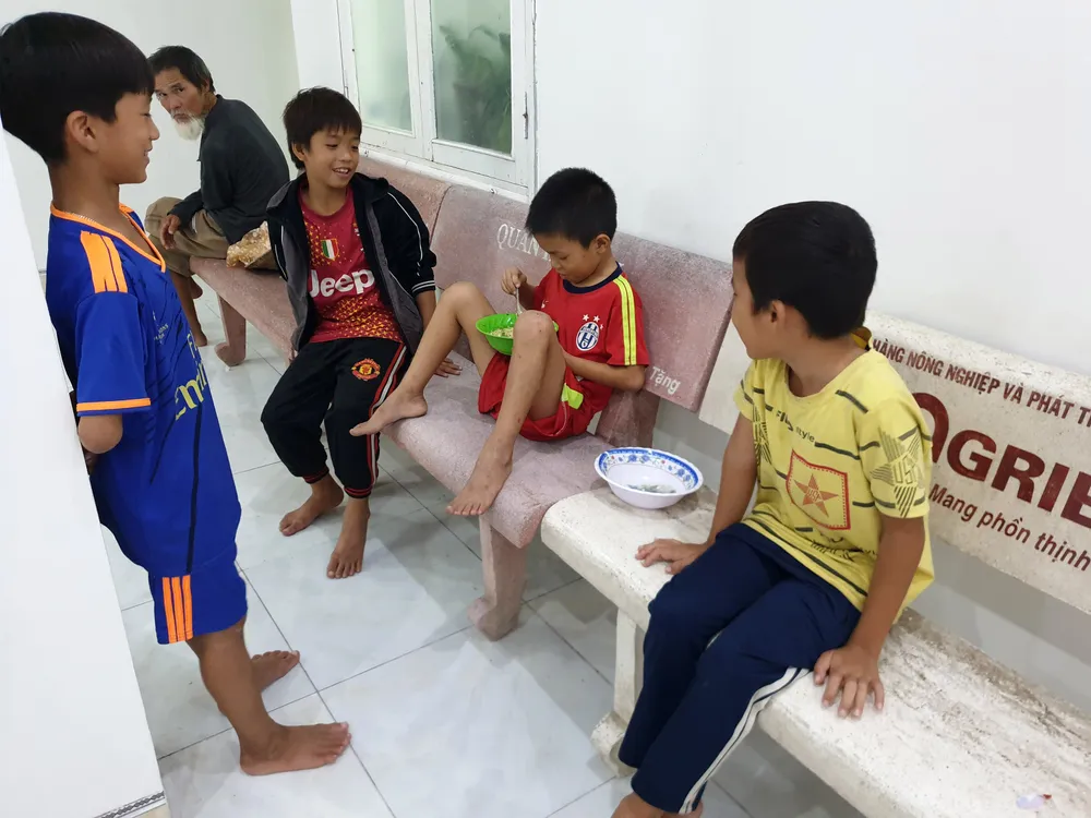 Người già, trẻ nhỏ đem chăn gối đến UBND xã “chạy” bão ảnh 11