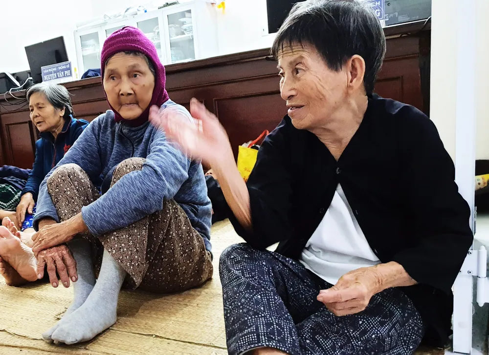 Người già, trẻ nhỏ đem chăn gối đến UBND xã “chạy” bão ảnh 8