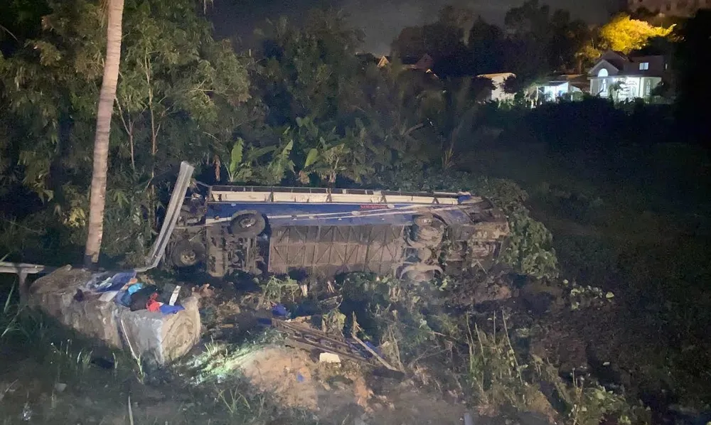 Xe khách chở 46 người bị lật vào đêm mùng 1 Tết ảnh 1