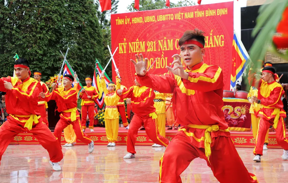 Biển người “trẩy hội” Ngọc Hồi - Đống Đa trên quê hương anh hùng Quang Trung - Nguyễn Huệ ảnh 11